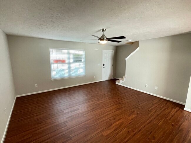 Building Photo - Woodland Pointe townhome, 2 bedrooms!
