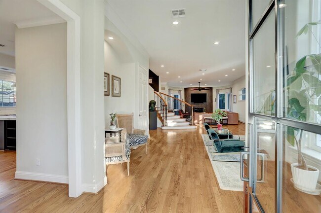 Foto del edificio - 1502 Whispering Pines Dr