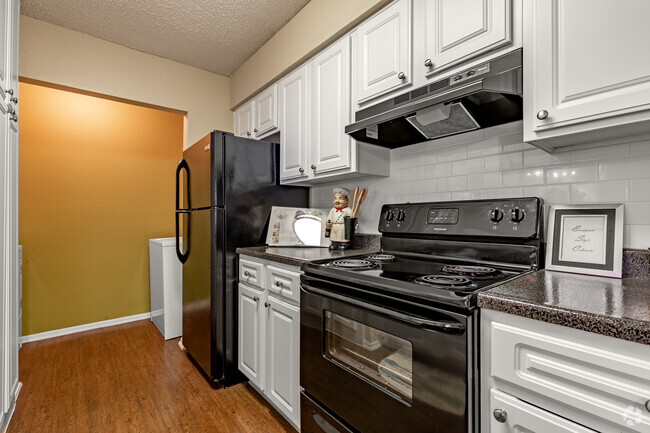 1BR, 1BA - 696SF - Kitchen - The Richland