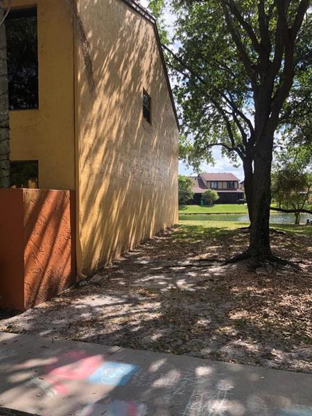 Foto del edificio - 9060 NW 45th Ct