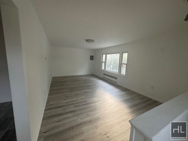 Building Photo - Spacious & Lux Renovated Home with up-scal...