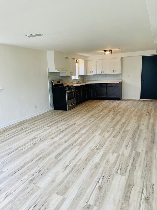 1409 Center St, Pekin, IL 61554 Apartments in Pekin, IL