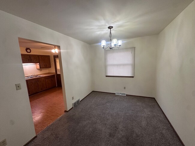 Building Photo - Welcome to your new home! Spacious 3 Bedro...