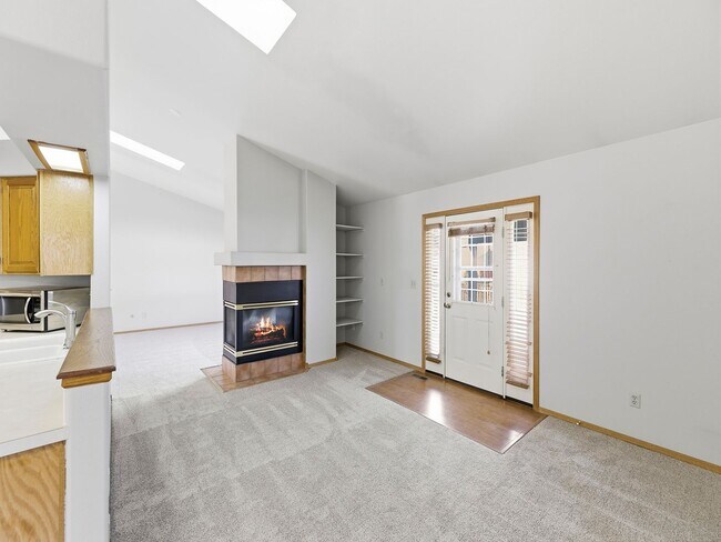 Foto del edificio - Beautiful Home with New Carpets, Fenced Yard, A/C, and Finished Basement!