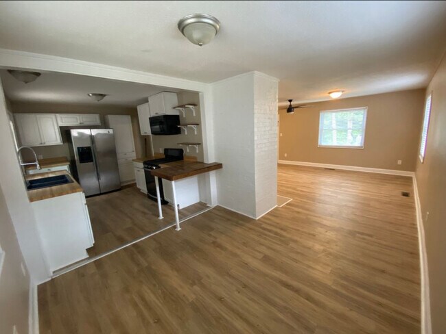 Building Photo - 1220 Cresthill Rd
