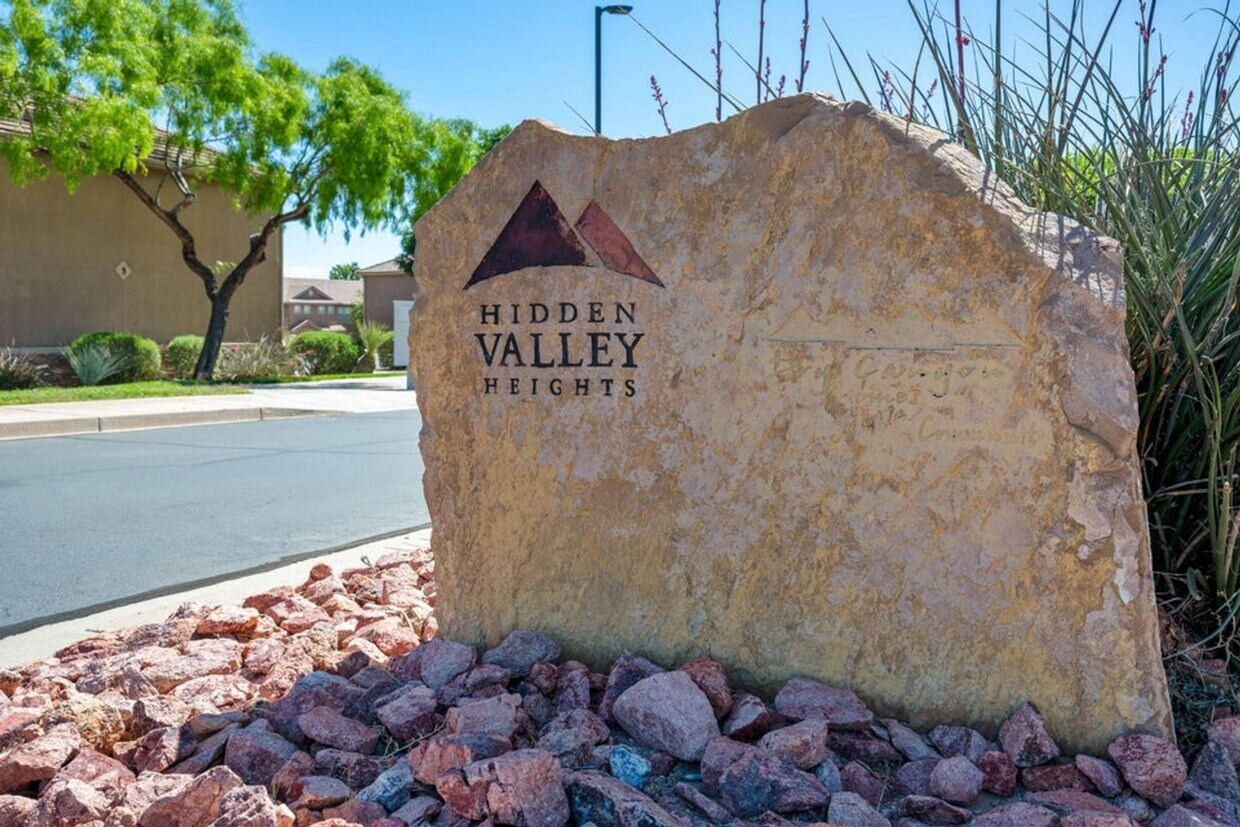 Foto del edificio - Beautiful 3 Bedroom Townhome In Hidden Valley Heights