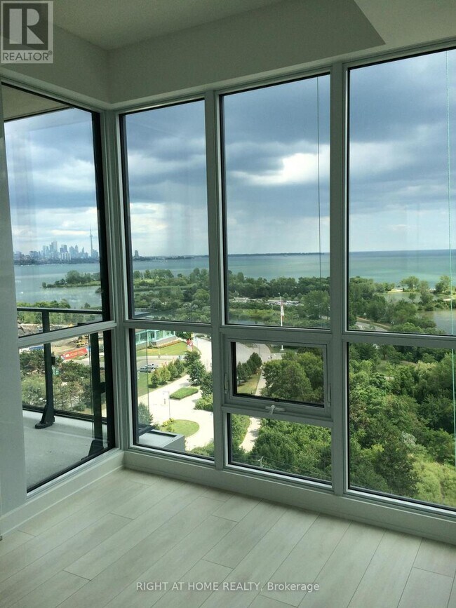 Photo du bâtiment - 2212 Lake Shore Blvd W