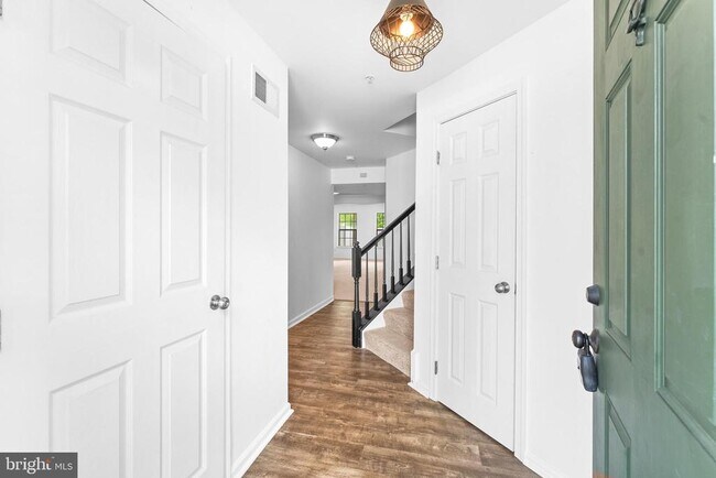 Building Photo - 7258 Mockingbird Cir
