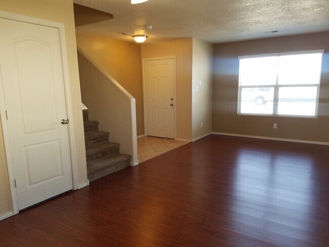 Building Photo - Stunning 5 Bedroom 2 Story Home. Now Avail...