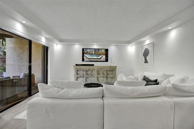 Foto del edificio - 2979 Bird Ave