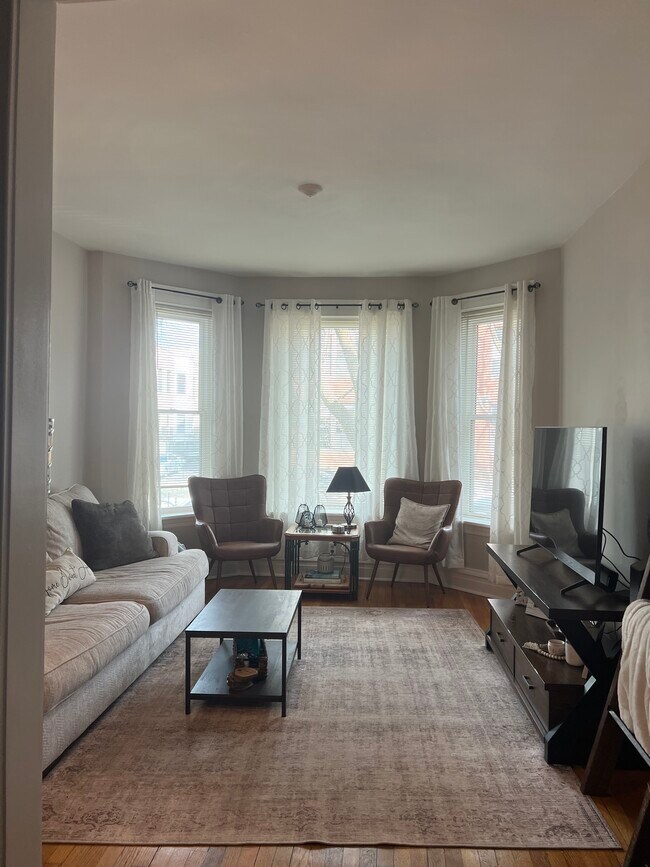 Living Room - 4008 N Hermitage Ave