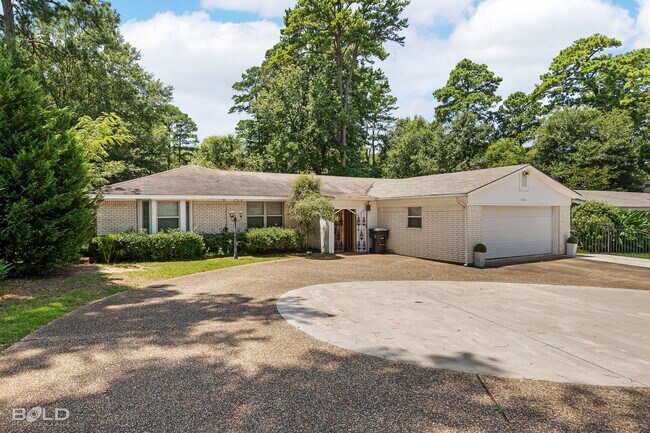 Building Photo - 3 BEDROOM 3 BATH W/ STUDIO APARTMENT