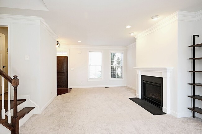 Foto del edificio - Modern Townhome Living Near Hollymead Town...