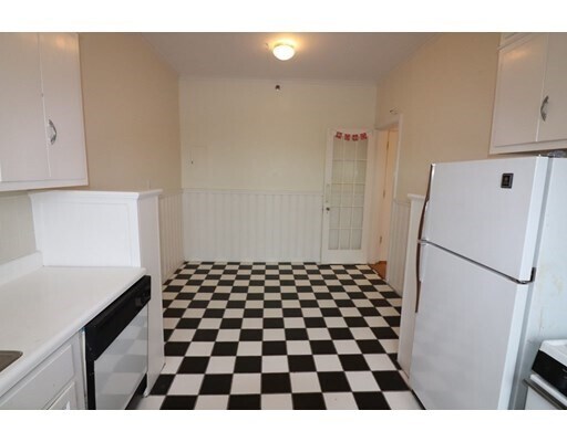 Building Photo - 1569 Beacon St
