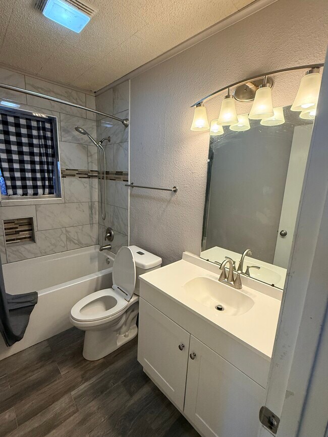 Foto del edificio - 5202 Hilltop Dr