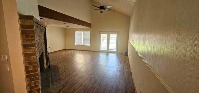 Building Photo - Adorable 2 bed, 2.5 bath home for rent