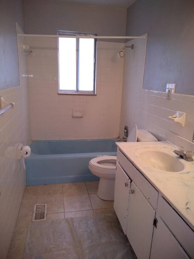 Building Photo - 2393 Peachwood Cir NE