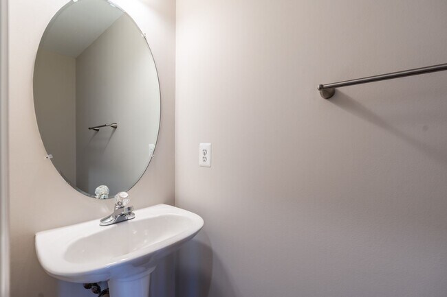 Foto del edificio - Immaculate 3 Bed 2 Full & 2 Half Bath End ...