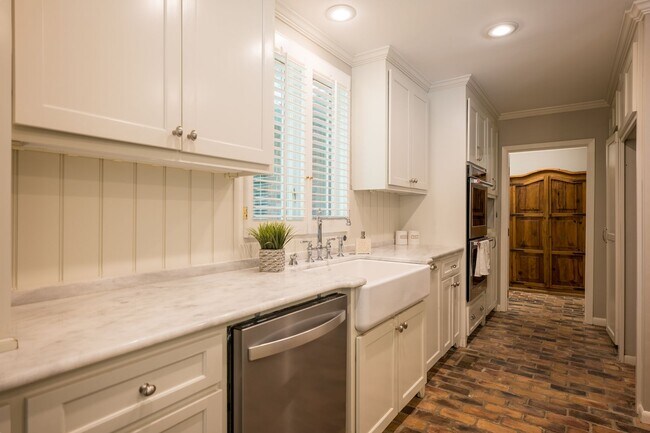 Foto del edificio - 4 bed 4 bath in great neighborhood