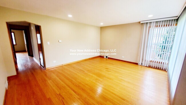 Building Photo - 705 Oakton St
