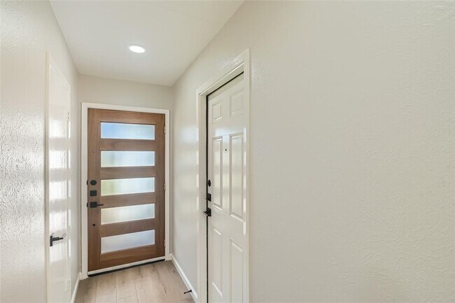 Building Photo - 11005 Applewood Dr