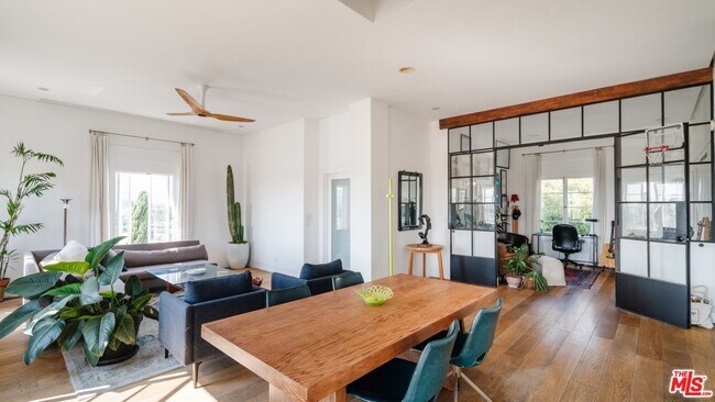 Foto del edificio - 109 N Sycamore Ave