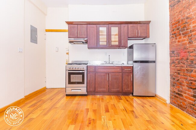 Building Photo - 947 Montgomery St