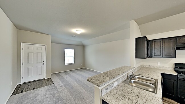 Building Photo - Very Nice 3 Bedroom 2 Bath Home in Yukon S...