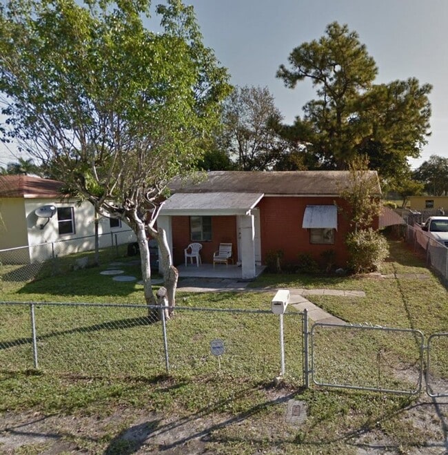 Building Photo - Nice 2-1 house with central air