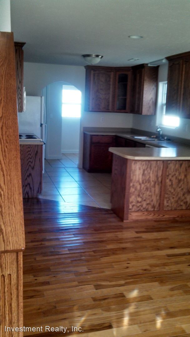 Building Photo - 5 br, 2.5 bath House - 405 N HWY 17