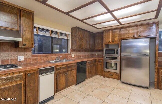 Foto del edificio - 1055 Lakeview Dr