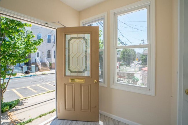 Building Photo - 6805 Bergenwood Ave