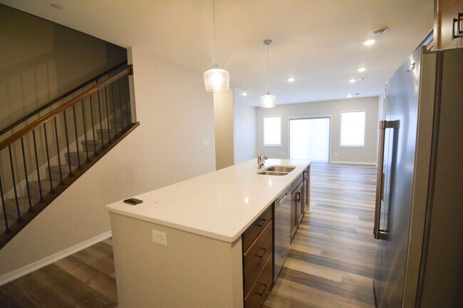 Building Photo - Spacious 3 Bed, 3.5 Bath Townhome with Mod...