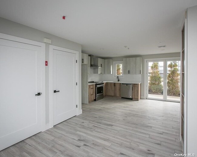 Foto del edificio - 170 W Montauk Hwy