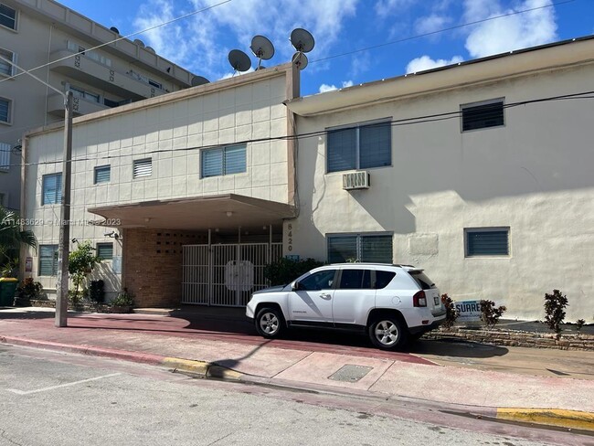 Foto del edificio - 8420 Byron Ave