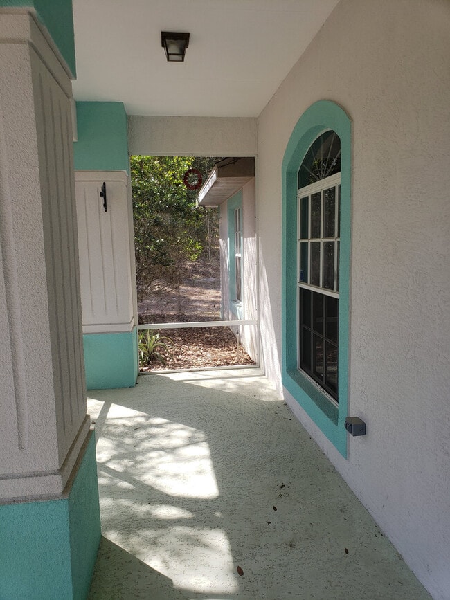 Building Photo - Lovely Pine Ridge Pool Home