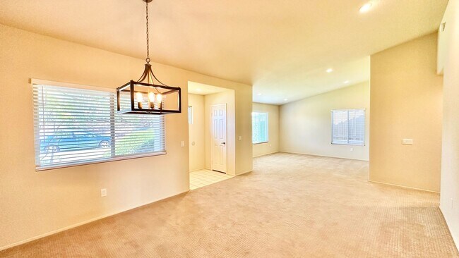 Foto del edificio - Lovely Single Story Home in Quiet Neighborhood of Fallbrook, Minutes to Everything!