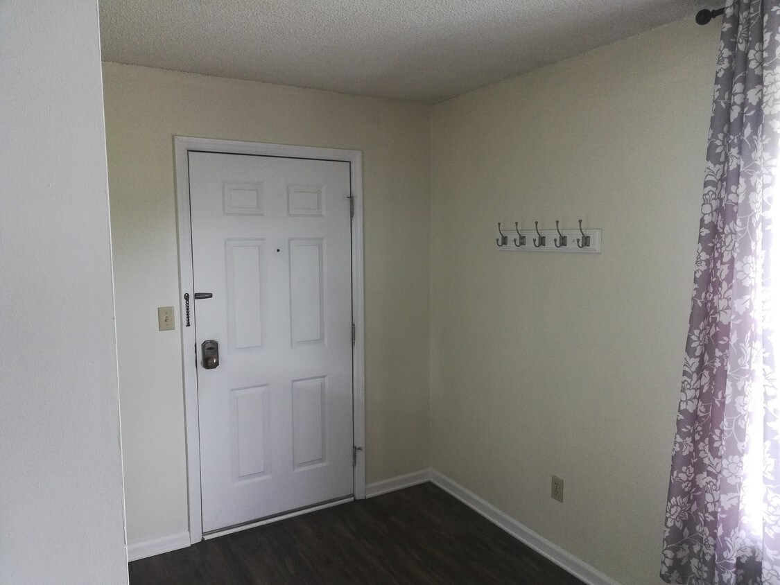 entry area - 15 S Shafer St