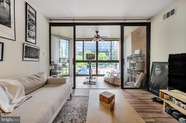 Building Photo - 1001 N Randolph St