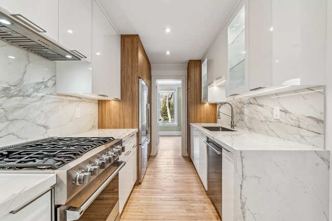 Building Photo - 254 Cottingham St