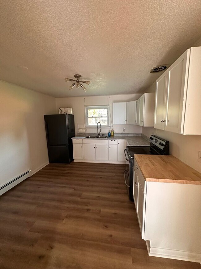 Building Photo - 3 bedroom single family house with attache...