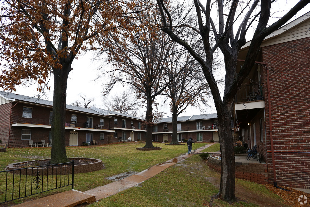 Building Photo - Colonial Woods