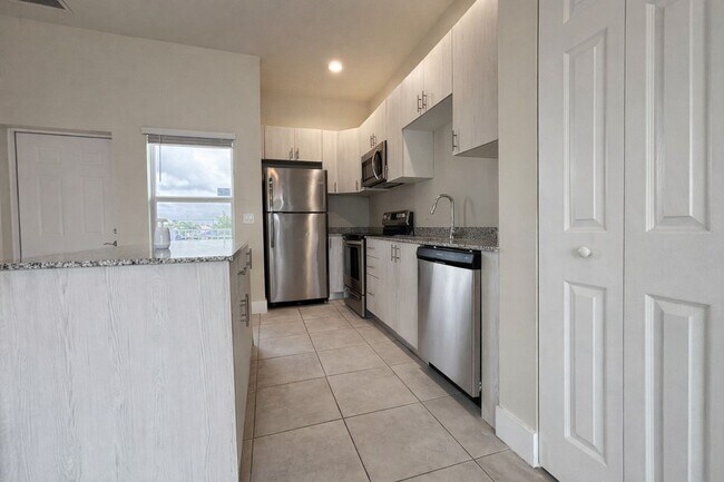 Foto del edificio - 3221-3409 SW 8th Pl