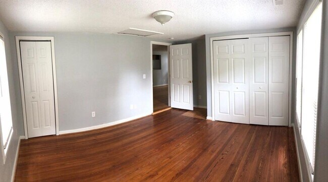 Foto del edificio - Conveniently Located Charming 2-bedroom 1-...