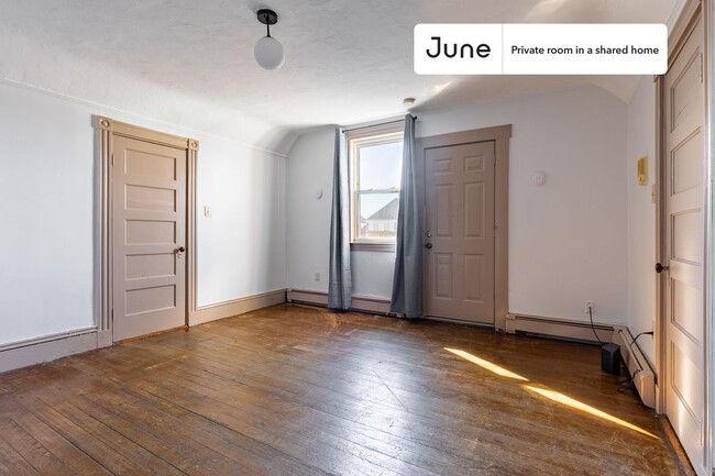 Foto del edificio - Private bedroom in 3 bed/1 bath Home
