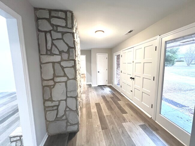 Foto del edificio - 2401 Clematis Trl