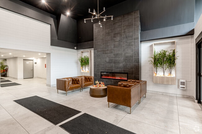 Lobby Photo - Forest Hill