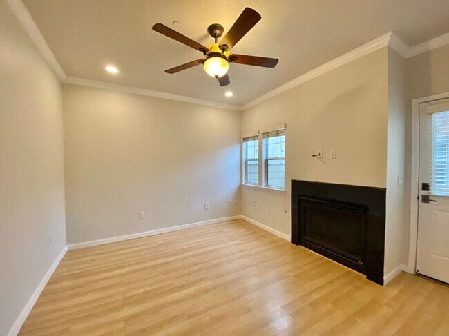 Foto del edificio - 140 Valley Oak Dr