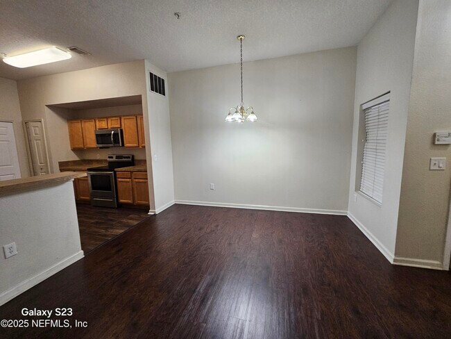 Foto del edificio - 6788 Manotak Oaks Dr