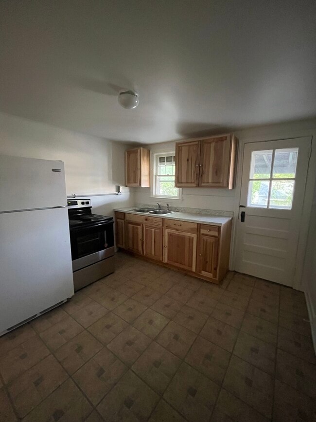 Brand new cabinets in the kitchen, and a sunny window - 28 Glenwood Blvd